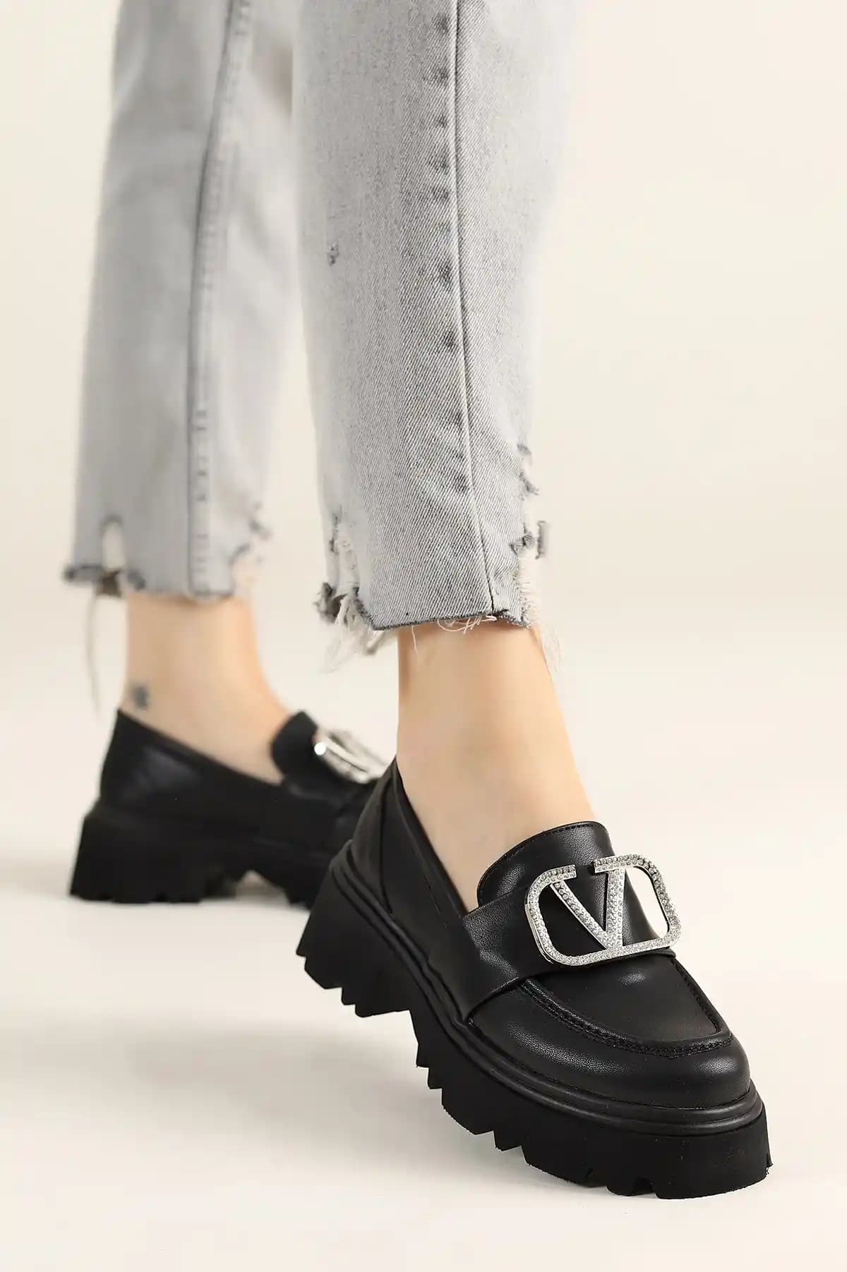 Moda Dünyasında Ayakkabının Yeri ve Güncel Trendler Üzerine Analiz