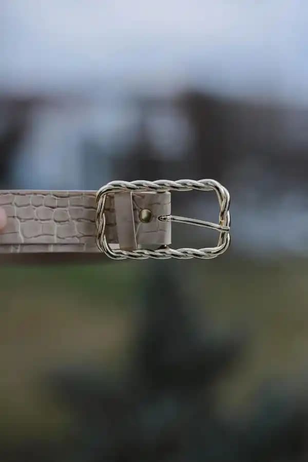 Moda Dünyasında Kemerlerin Yeri ve Önemi: Trendler, Seçim ve Bakım İpuçları