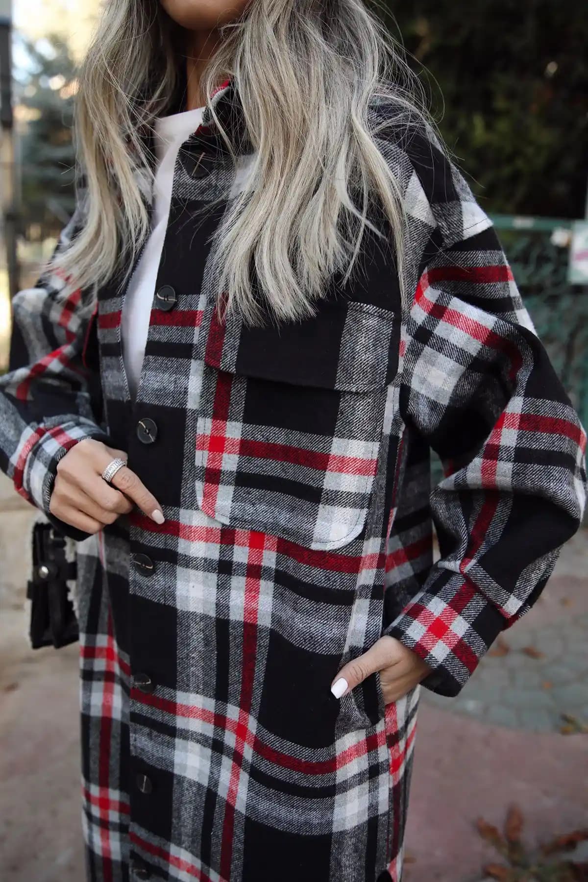 Moda Dünyasında Kırmızı ve Siyah Ceketlerin Önemi ve Stil İpuçları