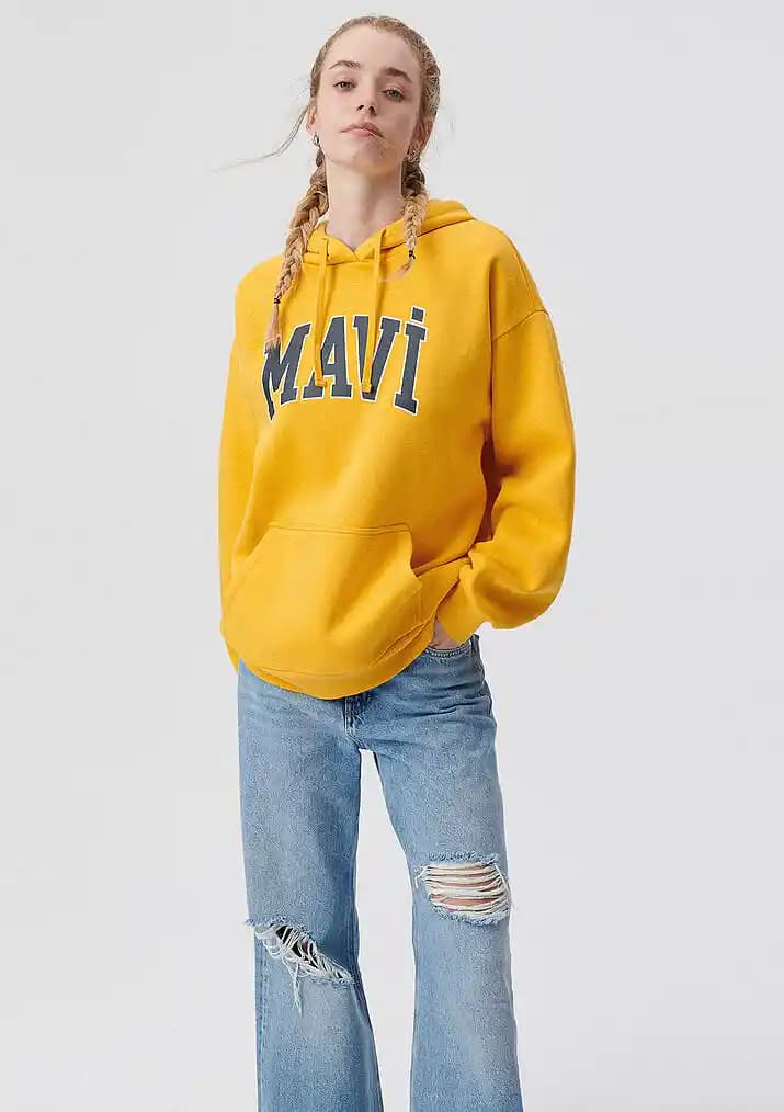 Moda Dünyasında Mavi Jean ve Bayan Sweatshirtleri Trendleri ve Kombinasyon İpuçları