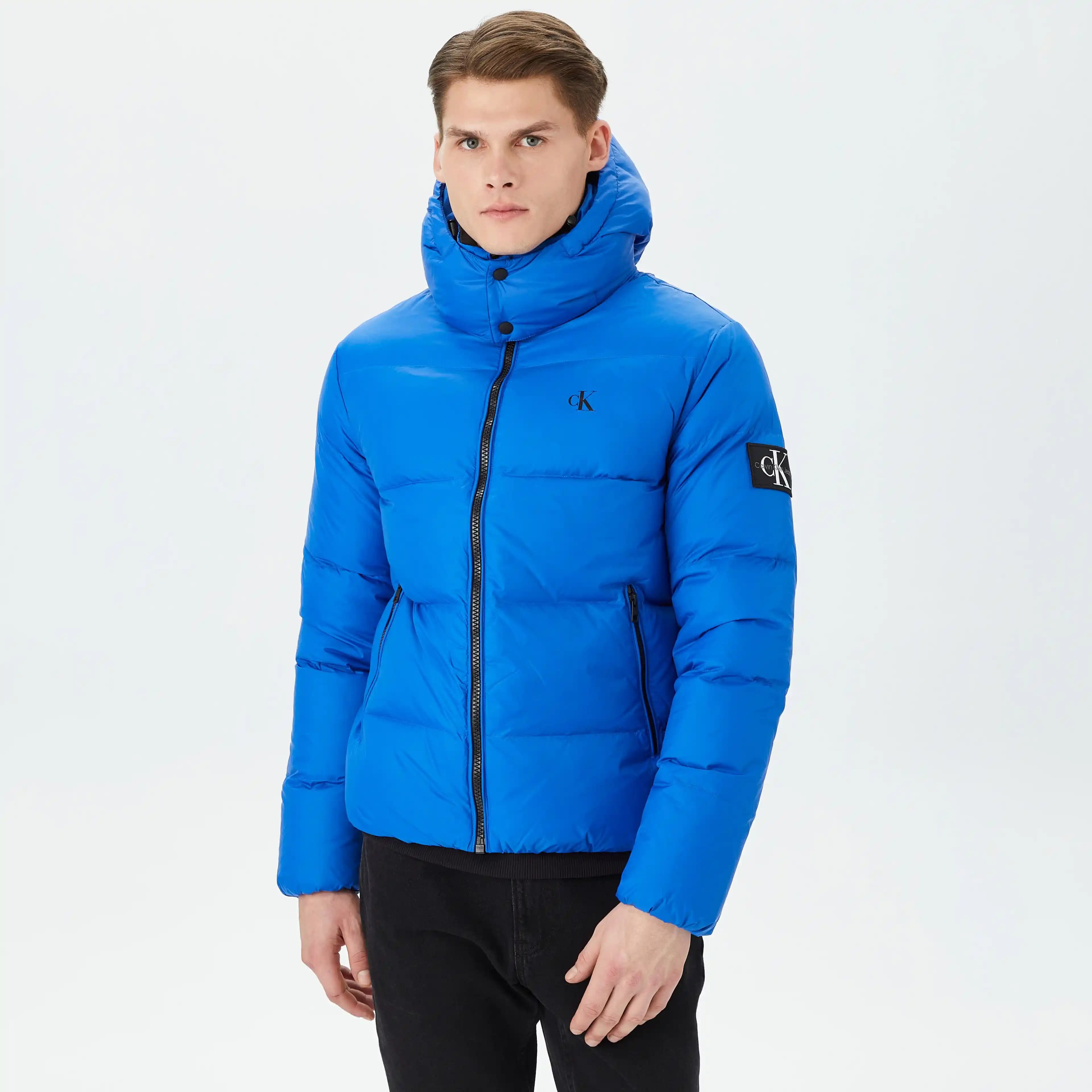 Moda Dünyasında Mavi Jean ve Erkek Mont Kombinasyonları: Stil ve Fonksiyonellik