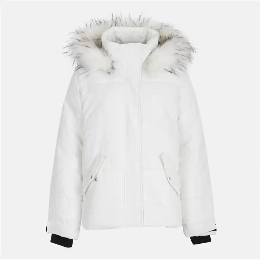 Moda Dünyasında Mavi Jeanler ve Kadın Montları: Şıklık ve Rahatlığın Buluşma Noktası