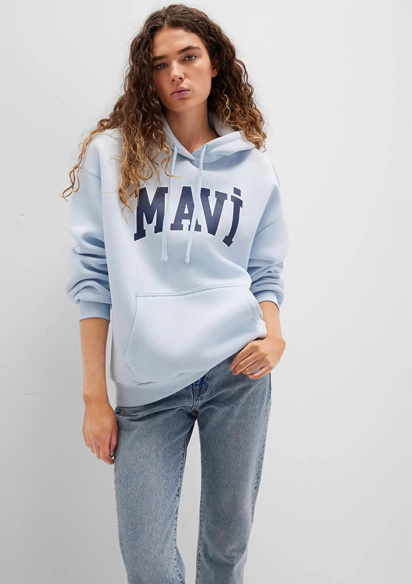 Moda Dünyasında Mavi Logo Baskılı Sweatshirtler: Güncel Trendler ve Stil İpuçları
