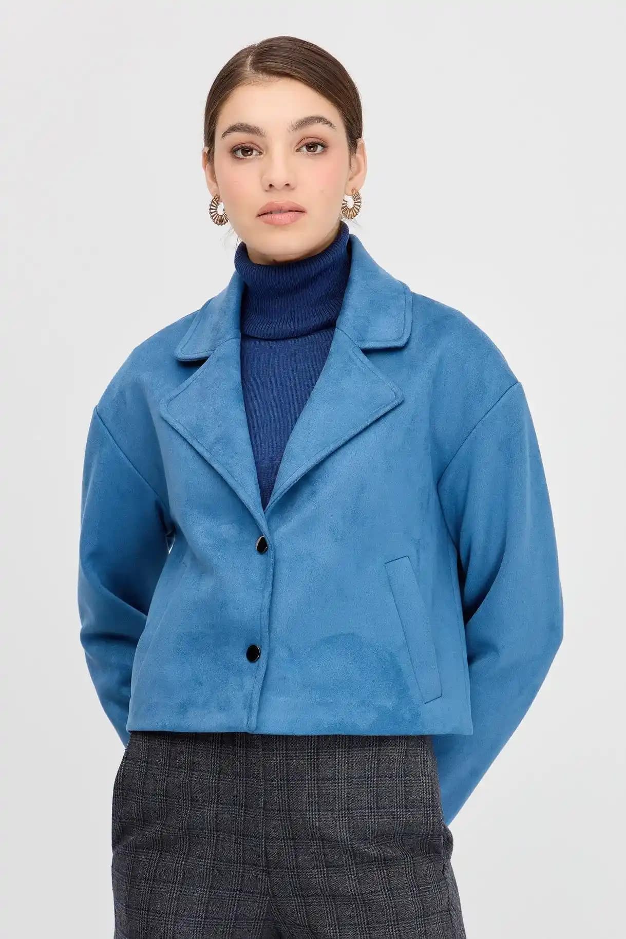 Moda Dünyasında Mavi Süet Ceketler: Şıklık ve Zarafetin Güncel Temsilcisi