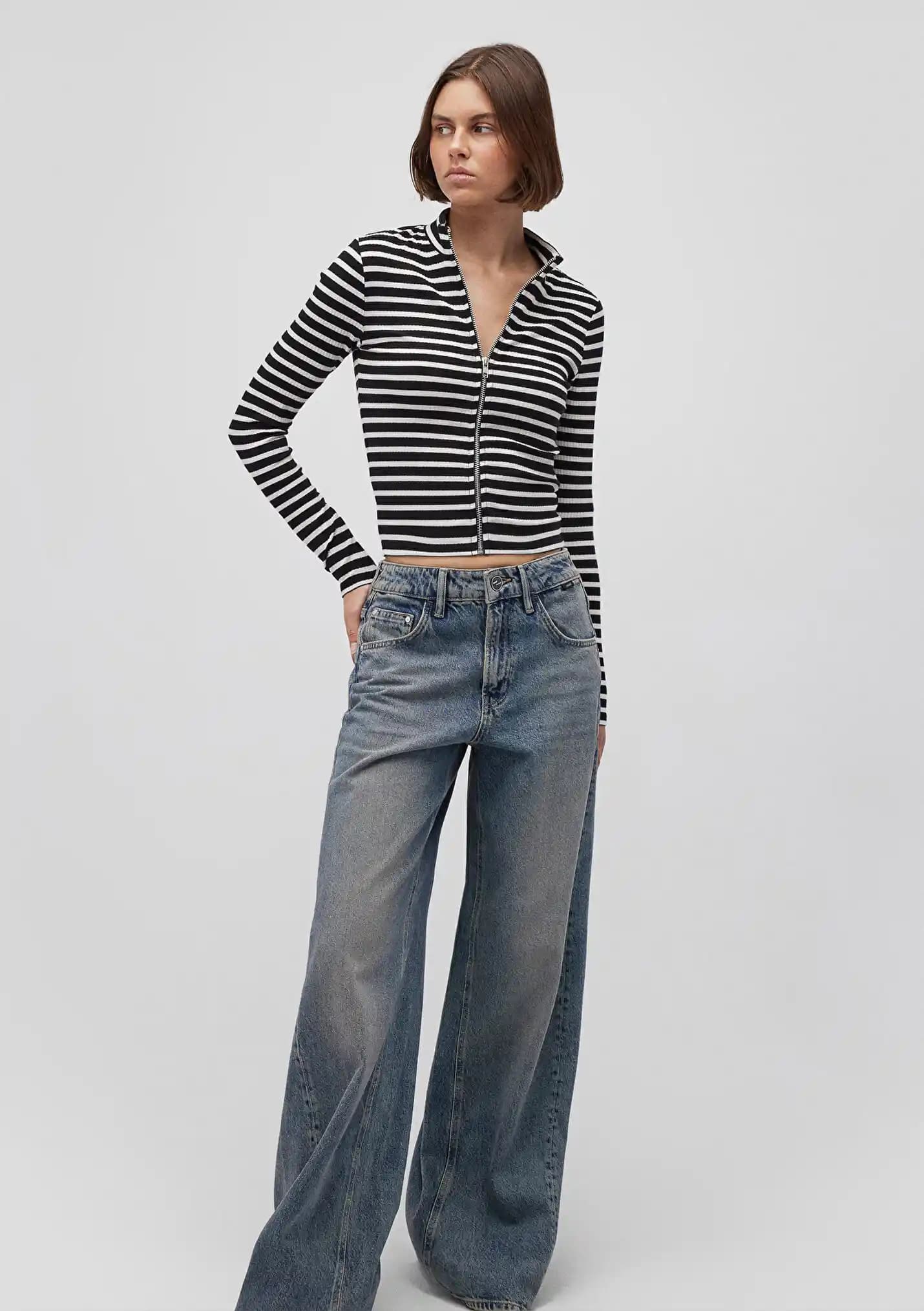 Moda Dünyasında Mavi Uzun Kollu Tişört: Şıklık ve Rahatlığın Buluşması