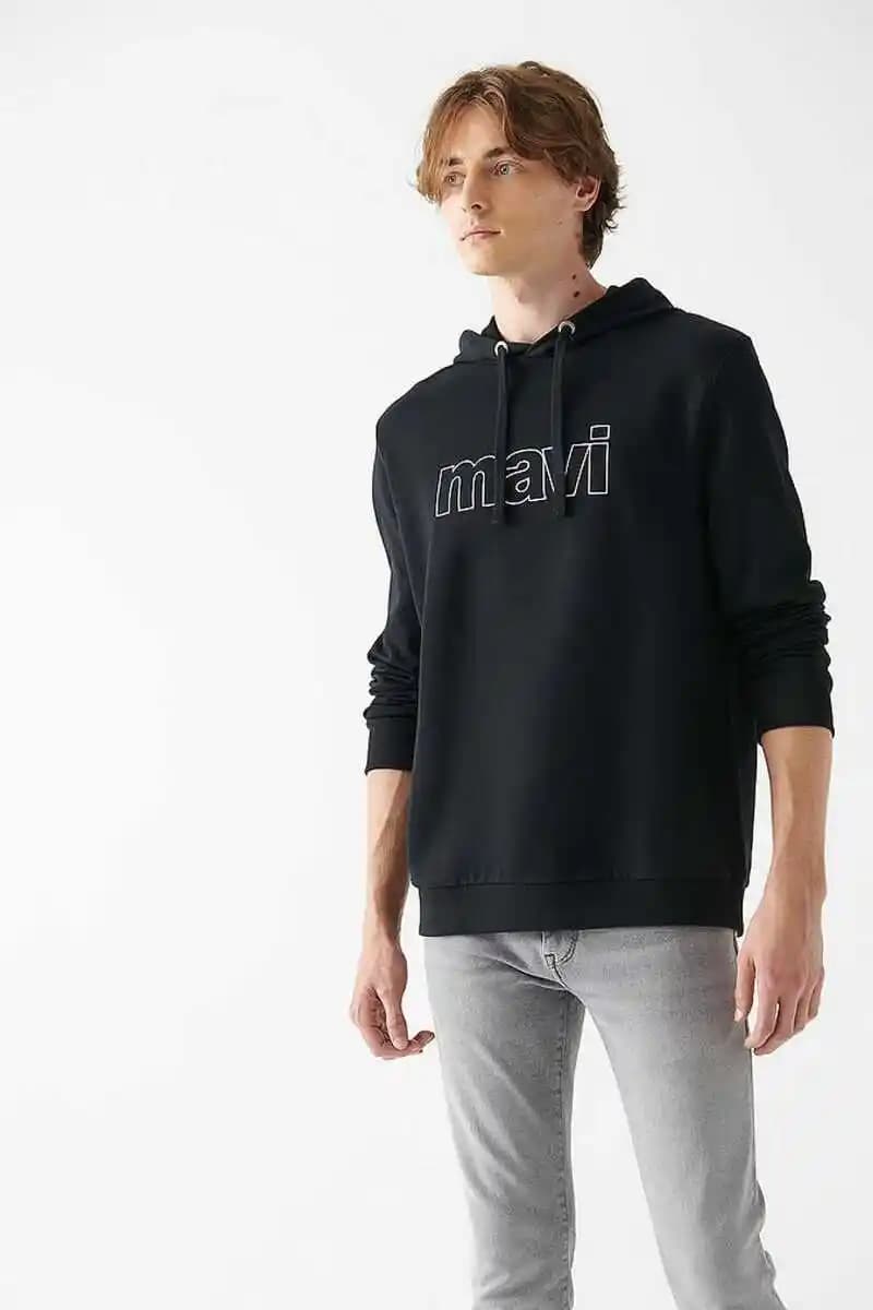 Moda Dünyasında Mavi ve Siyah Renklerin Şıklık ve Modernlik Sembolü