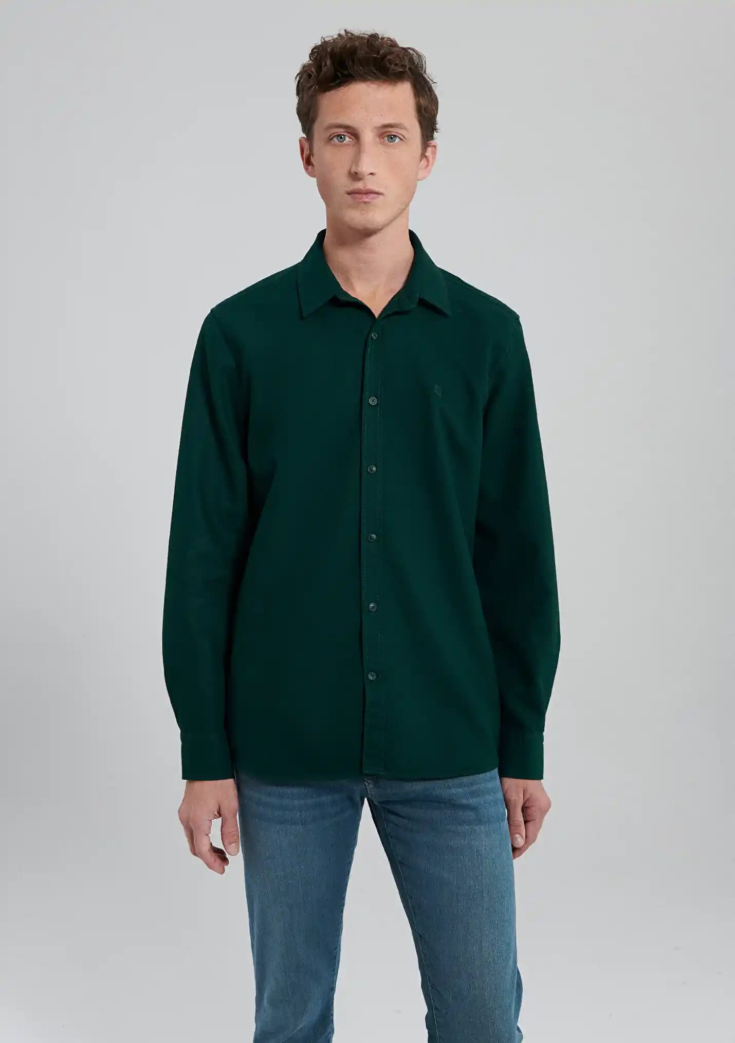 Moda Dünyasında Mavi ve Yeşil Gömleklerin Renklerin Gücü ve Trendleri