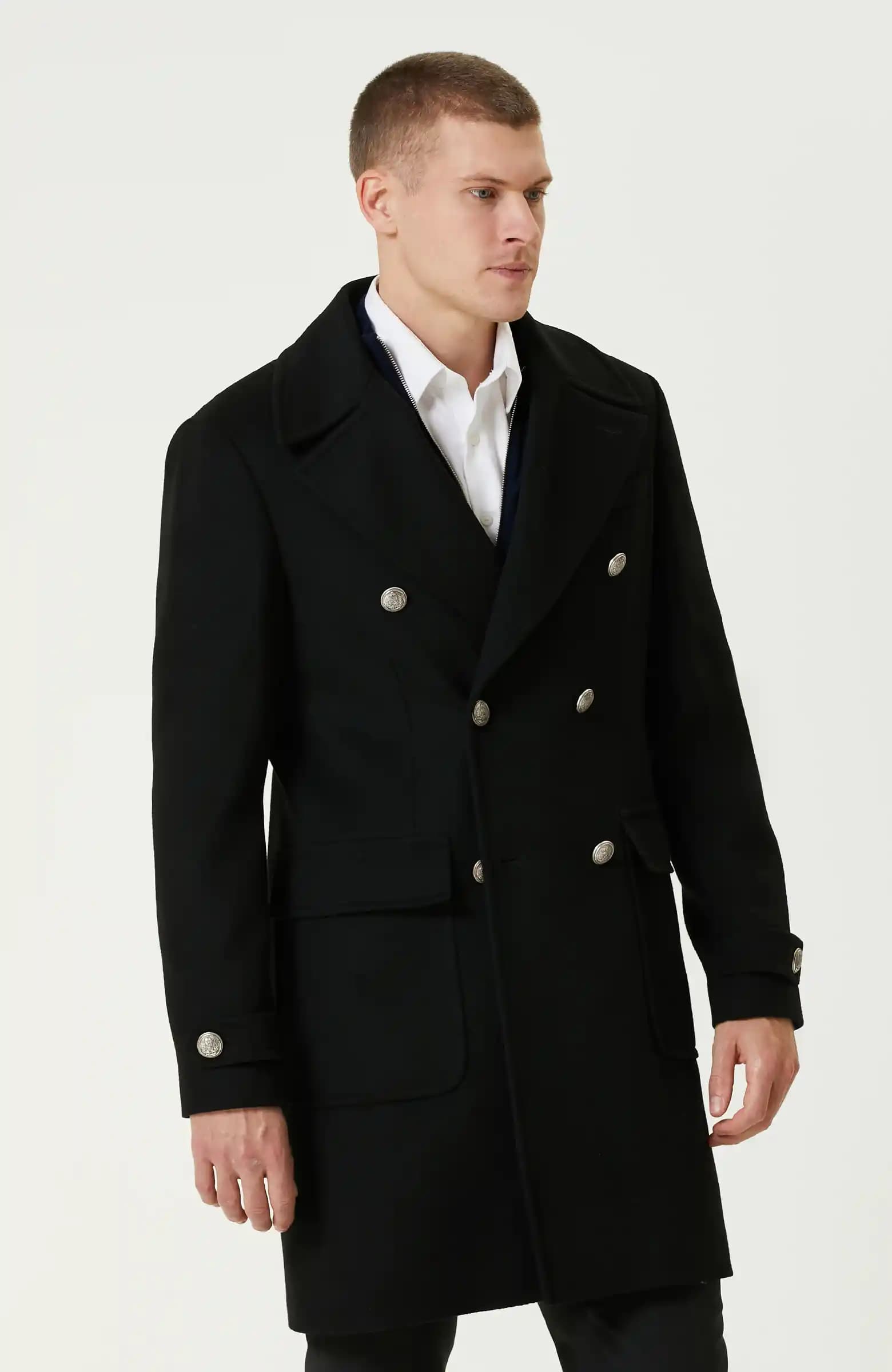 Moda Dünyasında Network Palto: Teknoloji ve Şıklığın Buluştuğu Yenilikçi Kış Kıyafeti Seçenekleri