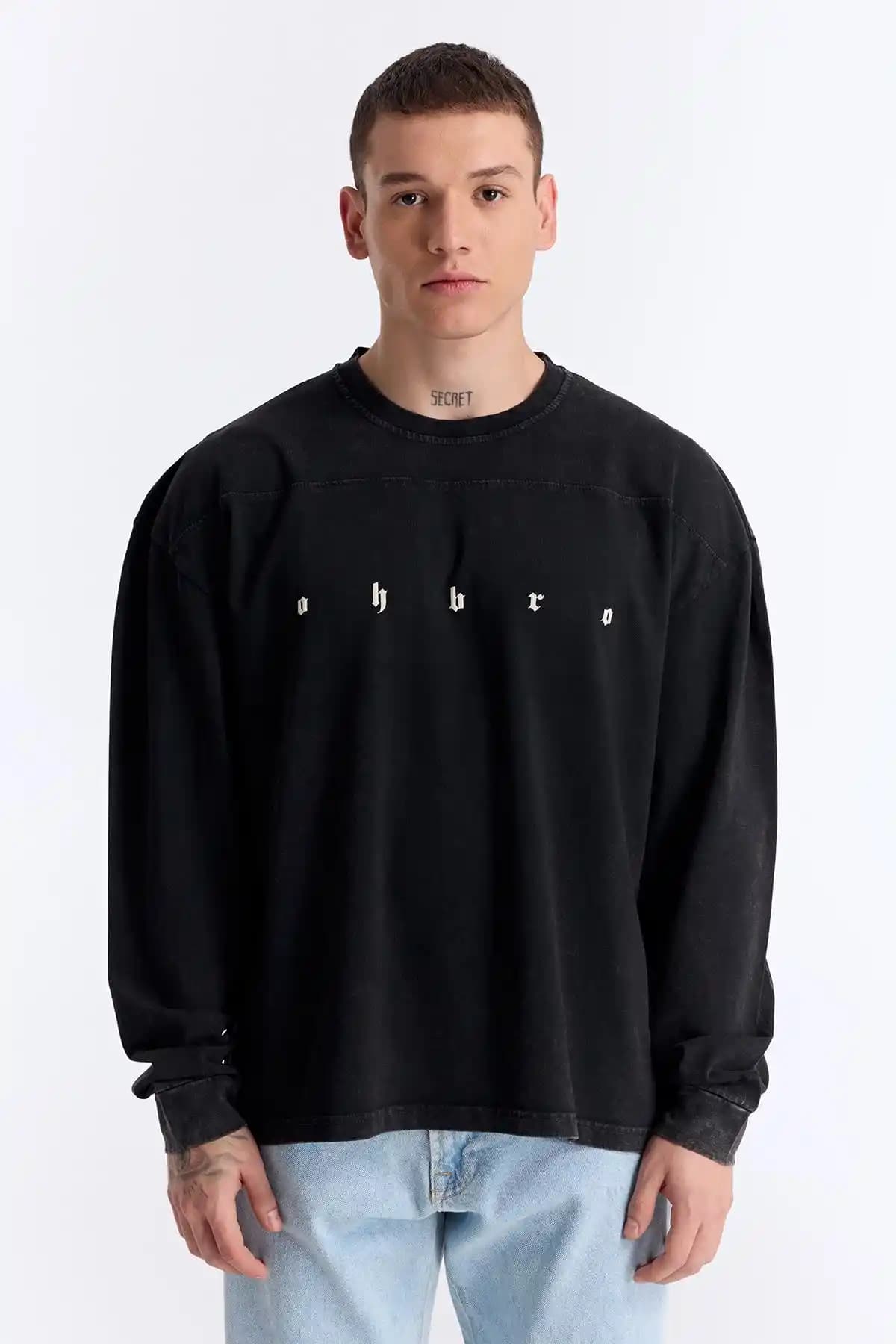 Moda Dünyasında Oversize Uzun Kollu Tişörtler: Rahatlık ve Şıklığın Buluşması