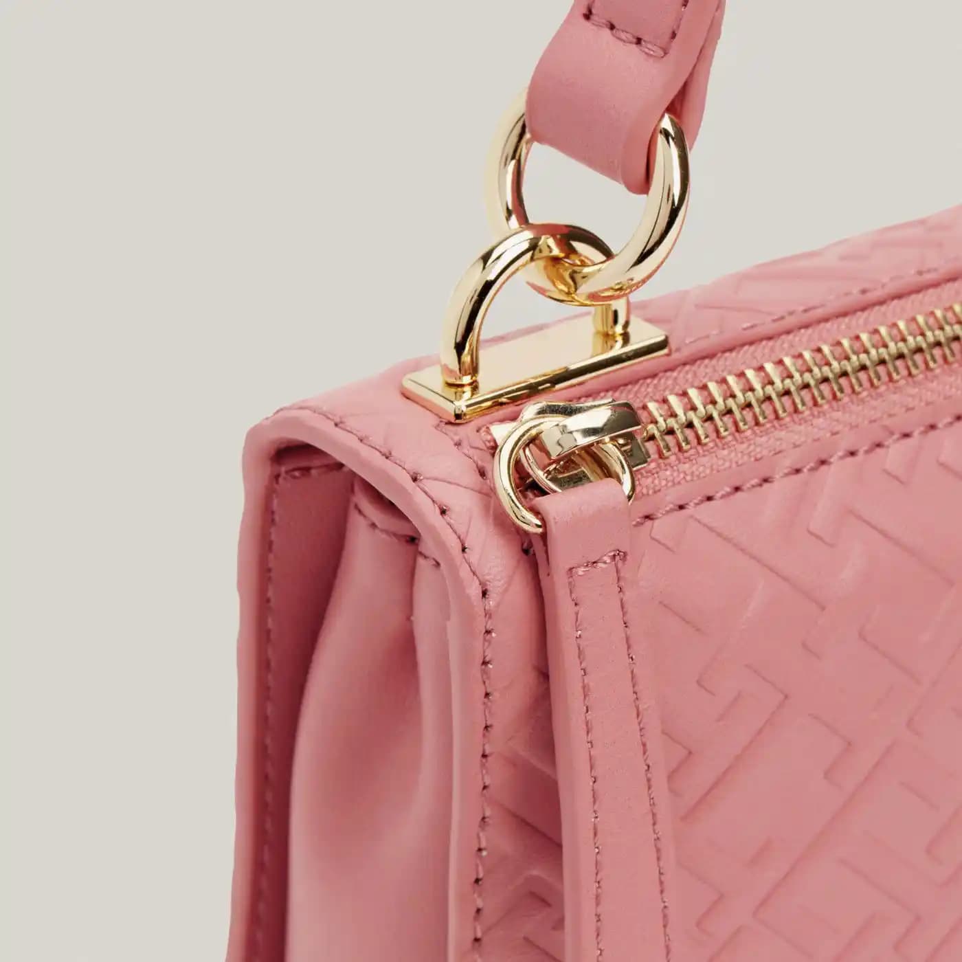 Moda Dünyasında Pembe Çantaların Yeri ve Tommy Hilfiger Koleksiyonları