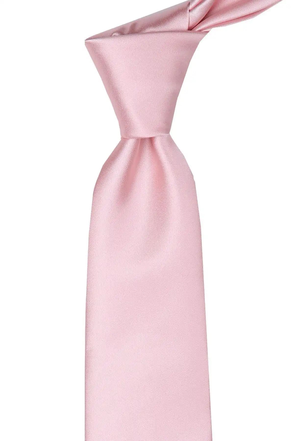 Moda Dünyasında Pudra Kravat: Şıklık ve Zarafetin Modern Yüzü