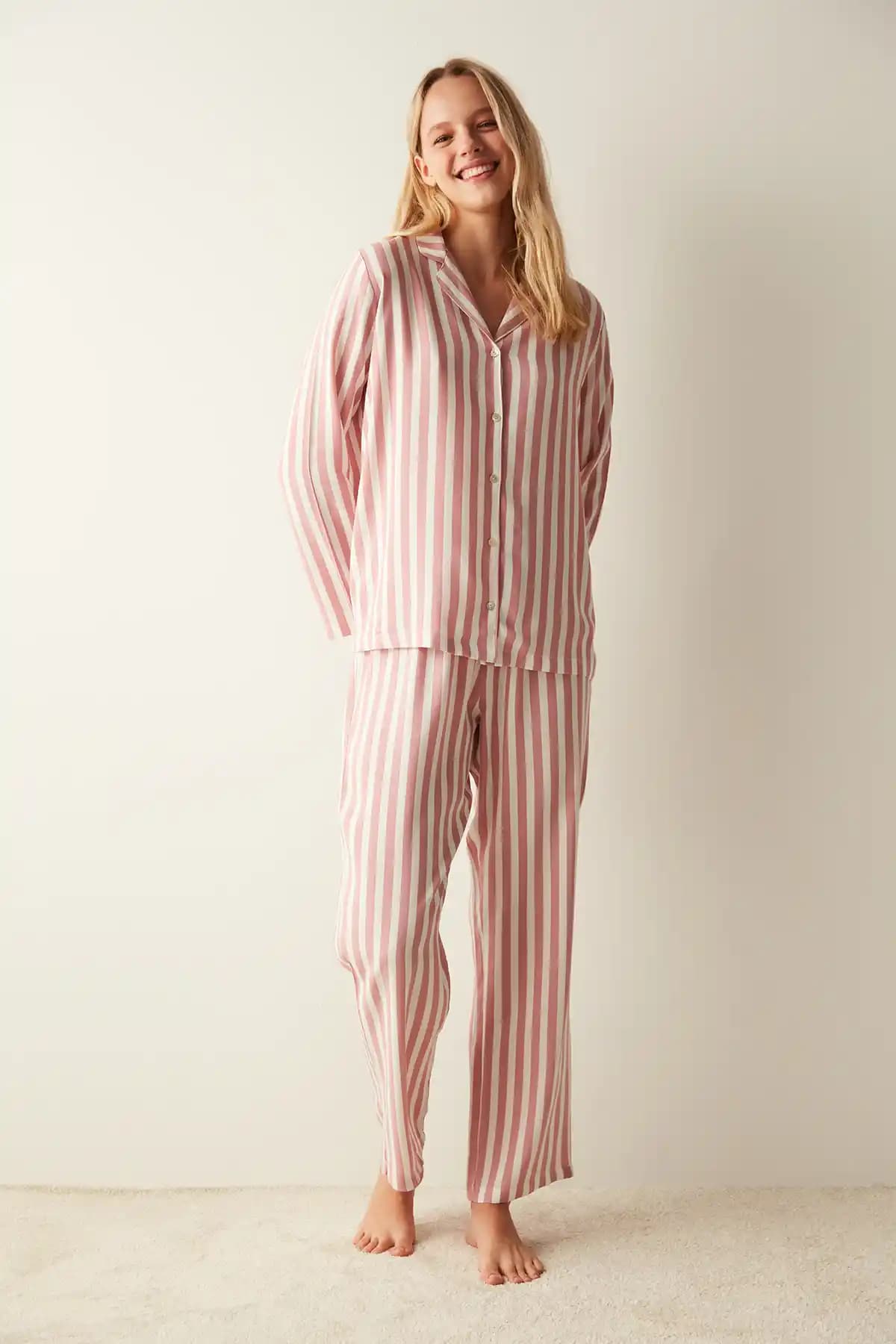 Moda Dünyasında Rahatlık ve Şıklığın Buluştuğu Pijama Pantolonu Trendleri