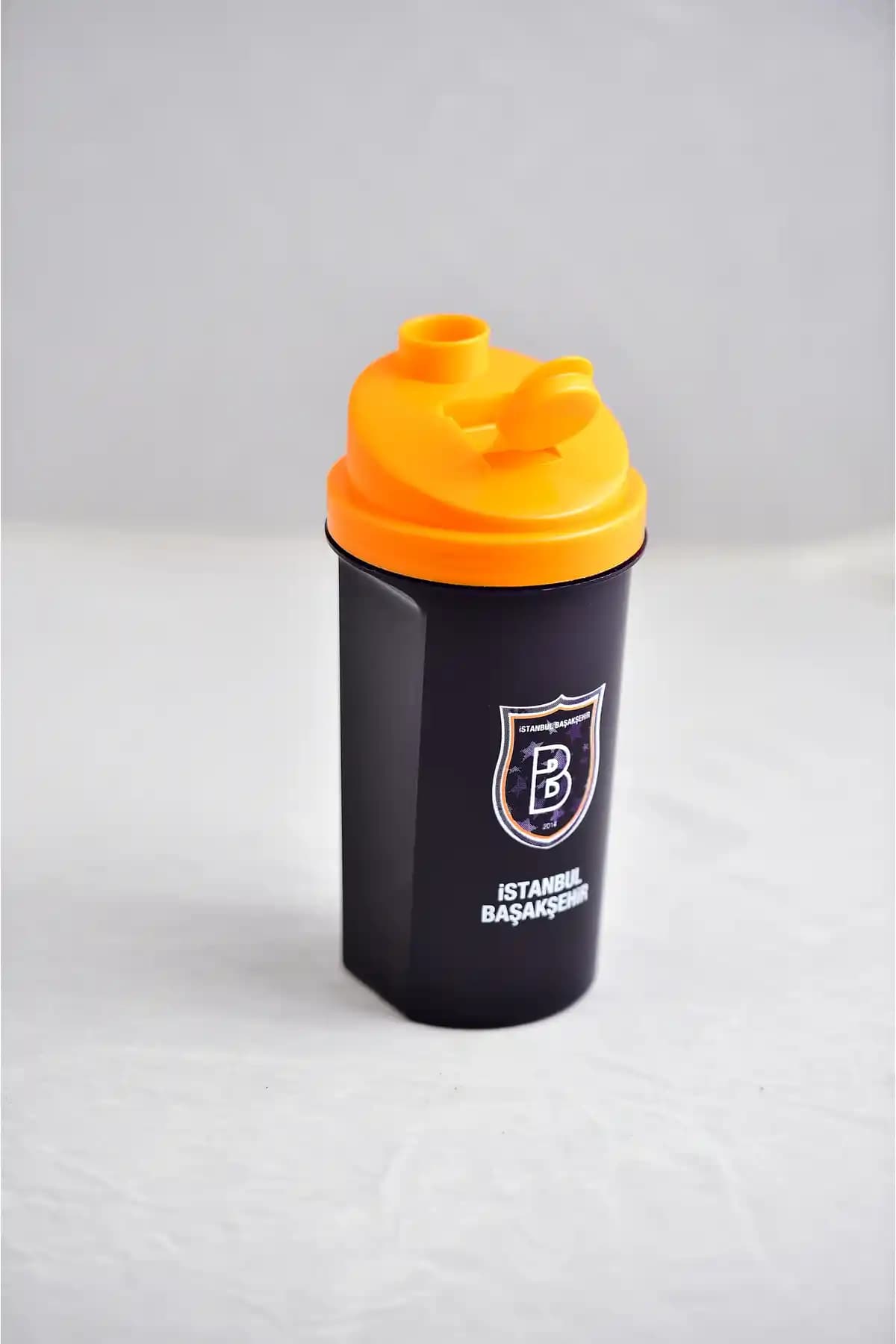 Moda Dünyasında Shaker Suluklar: Şık ve Fonksiyonel Aksesuar Olarak Yükselişi