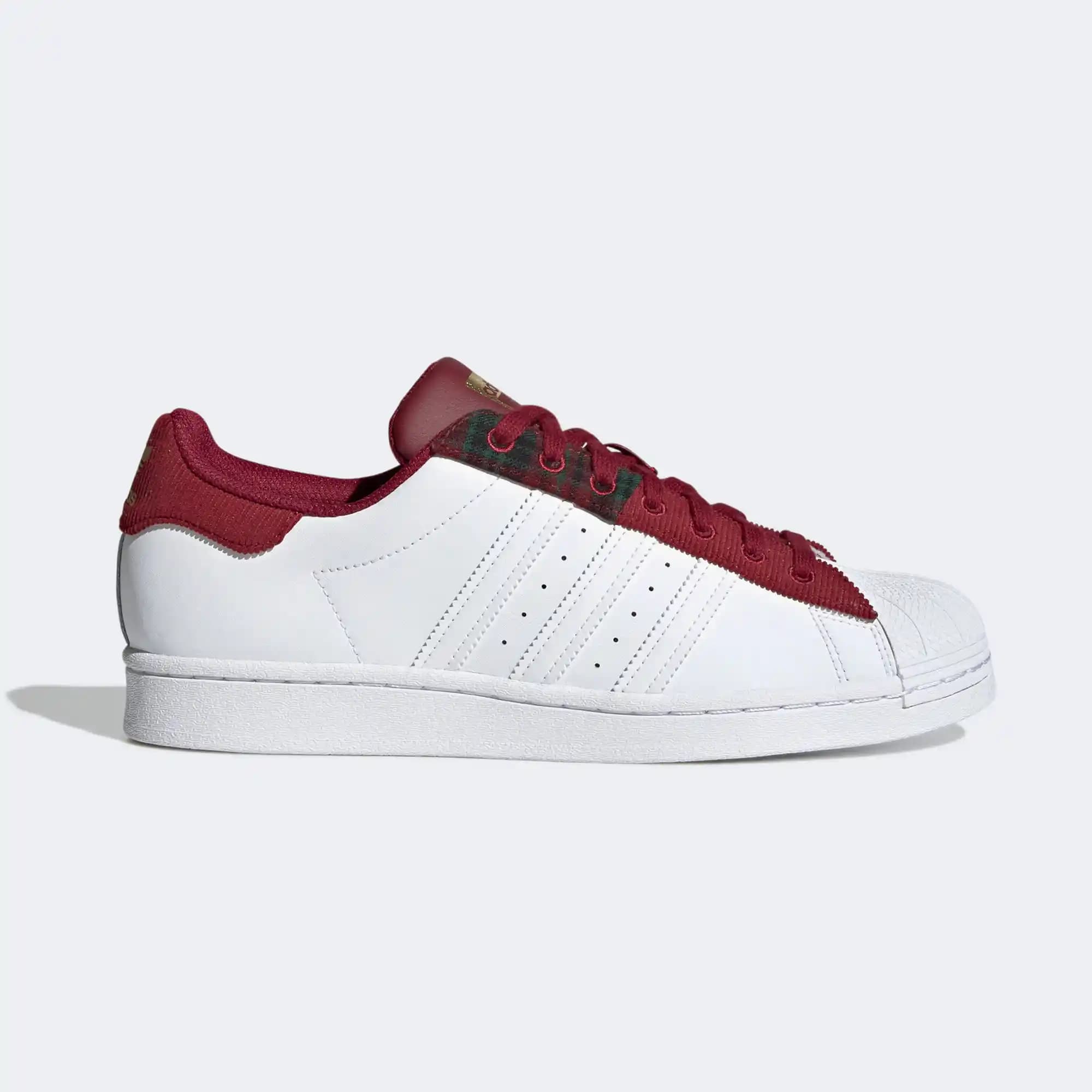 Moda Dünyasında Süperstar Kırmızı: Cesur ve Etkileyici Bir Renk Seçimi