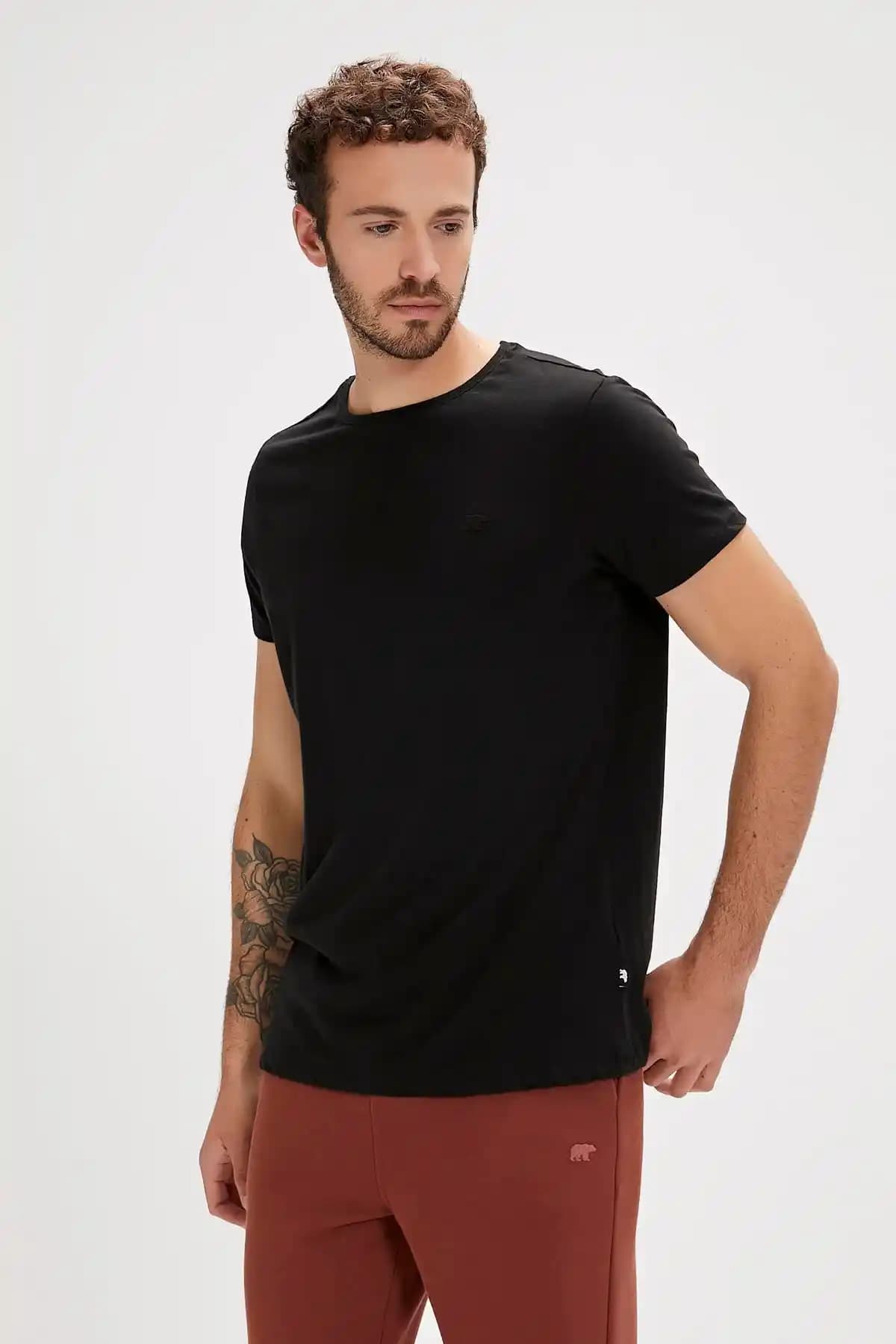 Moda Dünyasında Tişörtlerin Evrimi ve Stil İpuçları