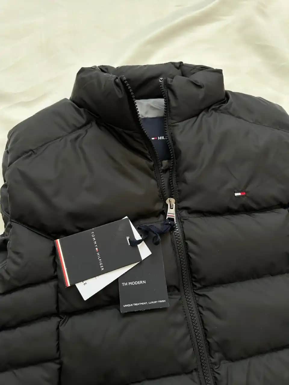 Moda Dünyasında Tommy ile Şişme Yeleklerin Stil ve Fonksiyonellik Birliği