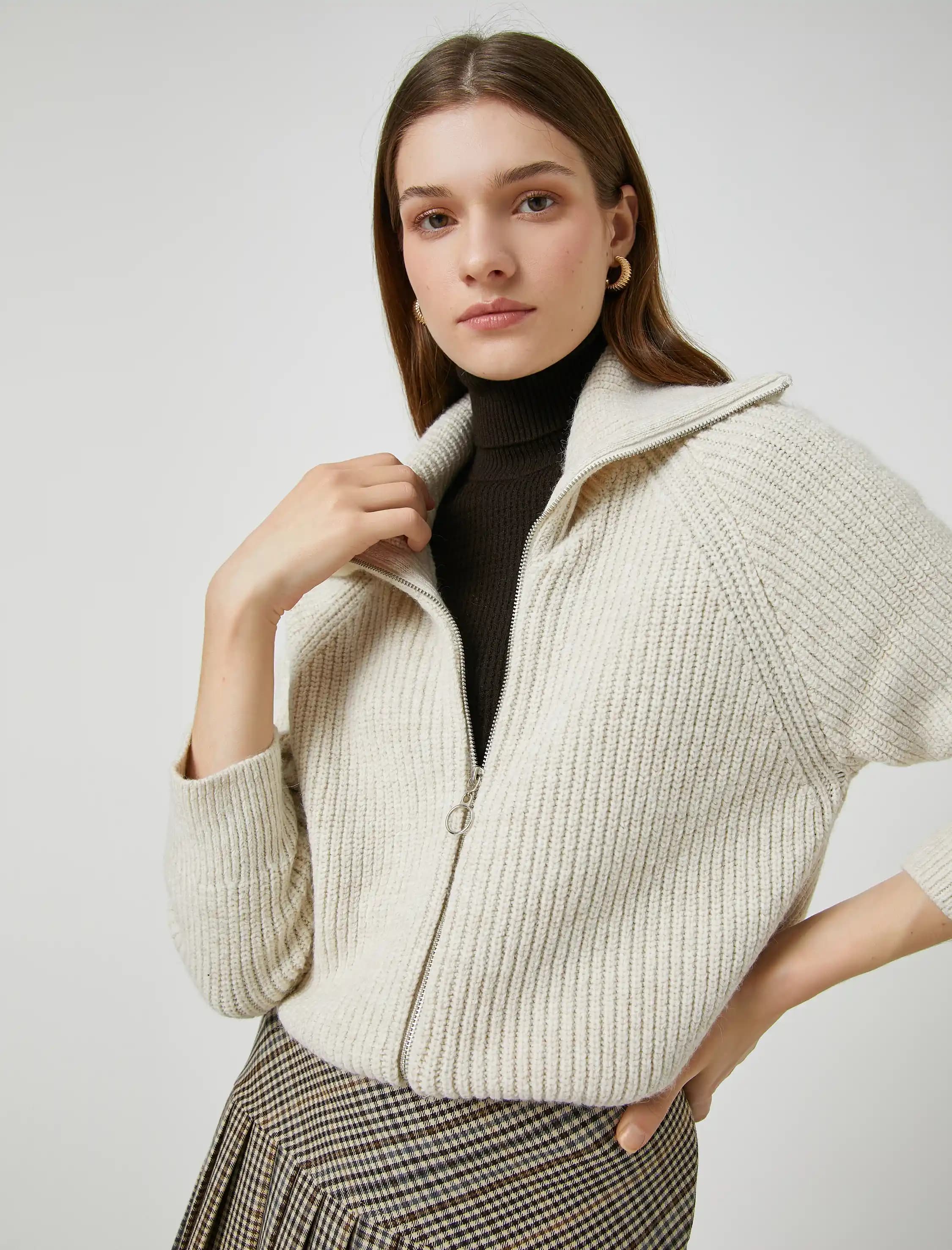 Moda Dünyasında Triko Fermuarlı Hırka: Şıklık ve İşlevselliğin Modern Buluşması