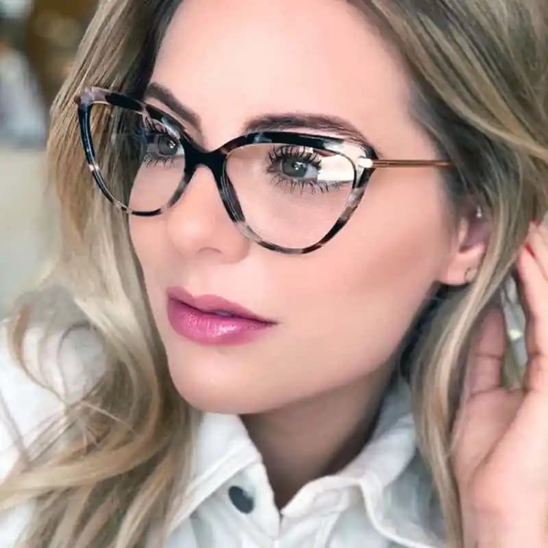 Moda Dünyasında Yeni Gözlük Çerçeve Modelleri: Trendler, Seçim İpuçları ve Stil Önerileri