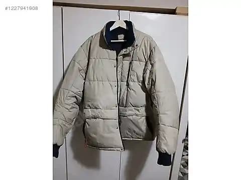 Moda Trendleri 2023: Mavi Jeans ve Kaz Tüyü Mont ile Şık ve Fonksiyonel Kombinasyonlar