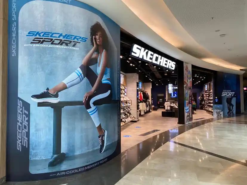 Moda ve Malzeme Seçenekleri Skechers ve Plastiklerin Güncel Kullanım Analizi