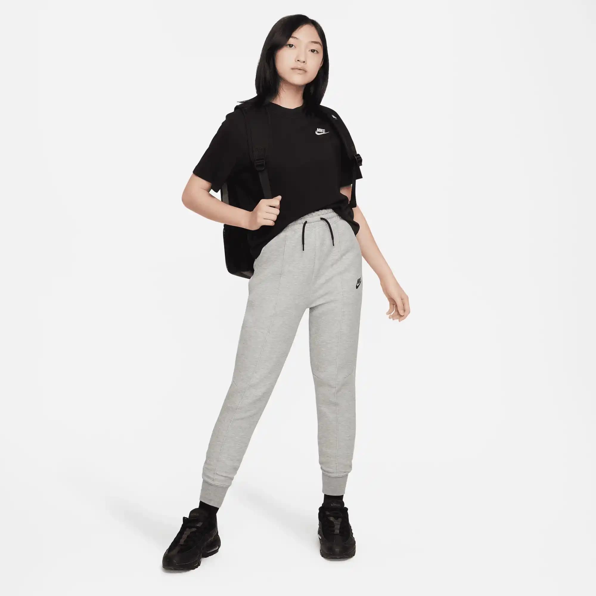 Moda ve Teknolojinin Entegrasyonu: Güncel Tekno-Giyim Trendleri ve Gelecek Tahminleri