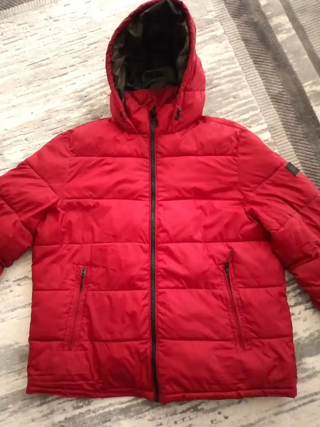 Modern Erkek Modasında Mavi Jeanler ve Şişme Montların Kombinasyonları ve Trendleri