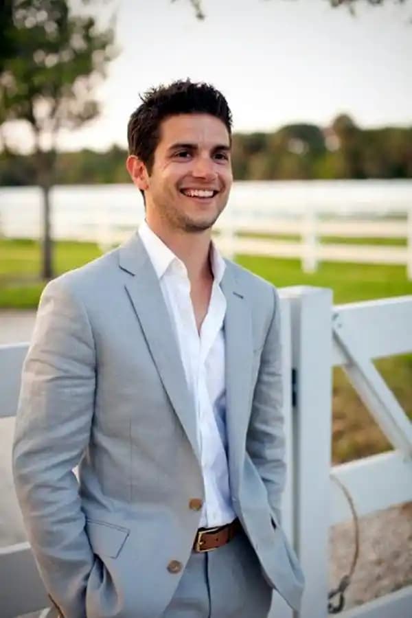 Modern ve Rahat Damatlık Trendleri: Düğünlerde Şıklık ve Konforun Buluşması