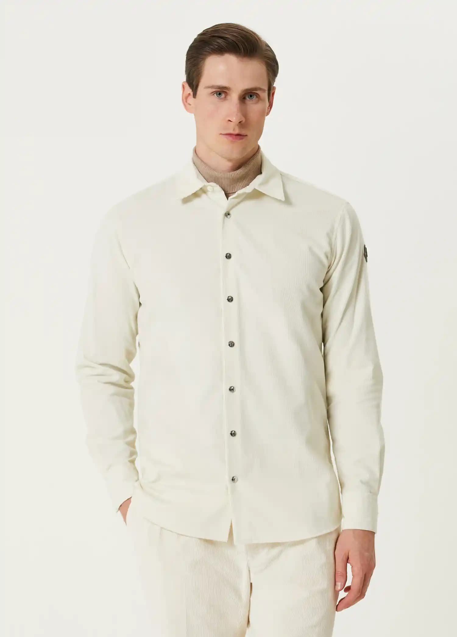 Moncler Gömlekler: Modern Tasarımlarla Şıklık ve Fonksiyonelliğin Buluşması