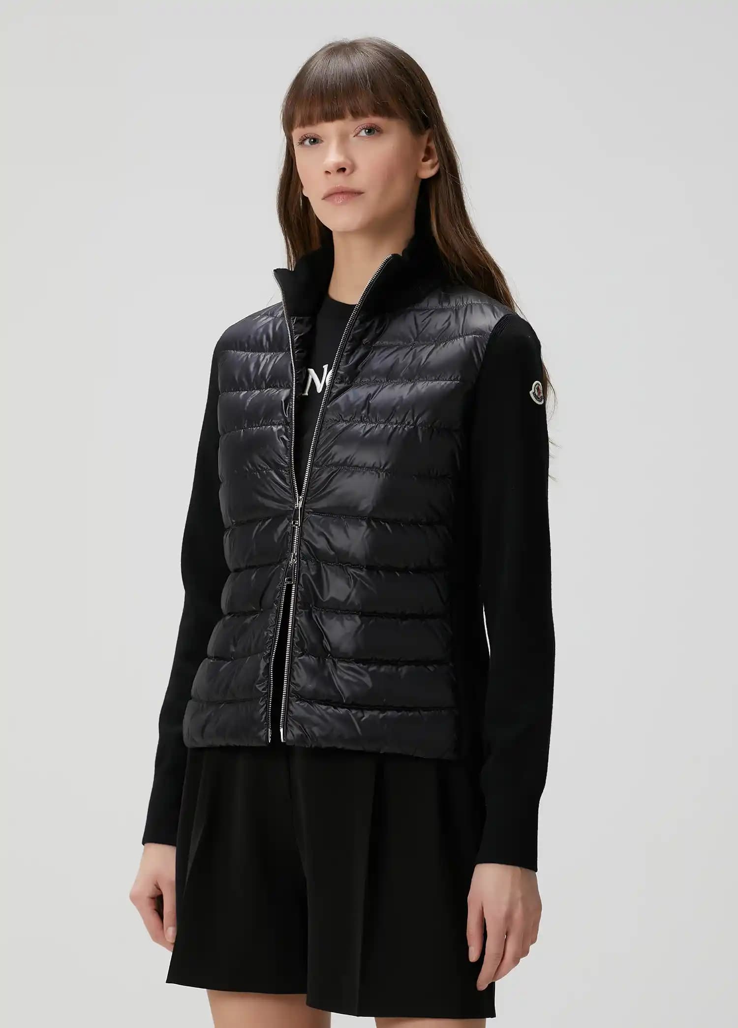 Moncler Hırkaları: Moda ve Fonksiyonelliğin Şık Birleşimi Kış Sezonunun Favorisi