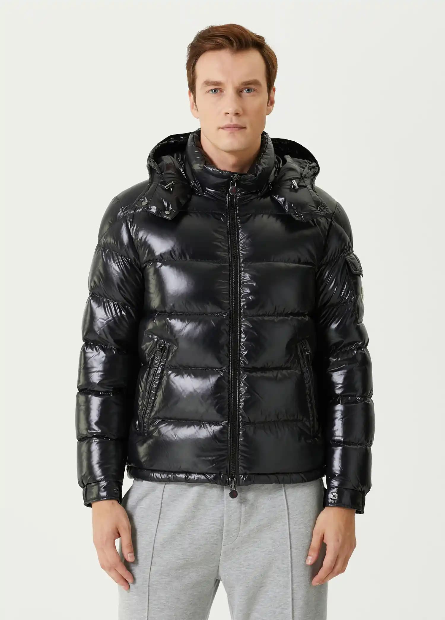 Moncler Maya Mont: Moda ve Fonksiyonelliğin Birleştiği Modern Kış Giyim Parçası