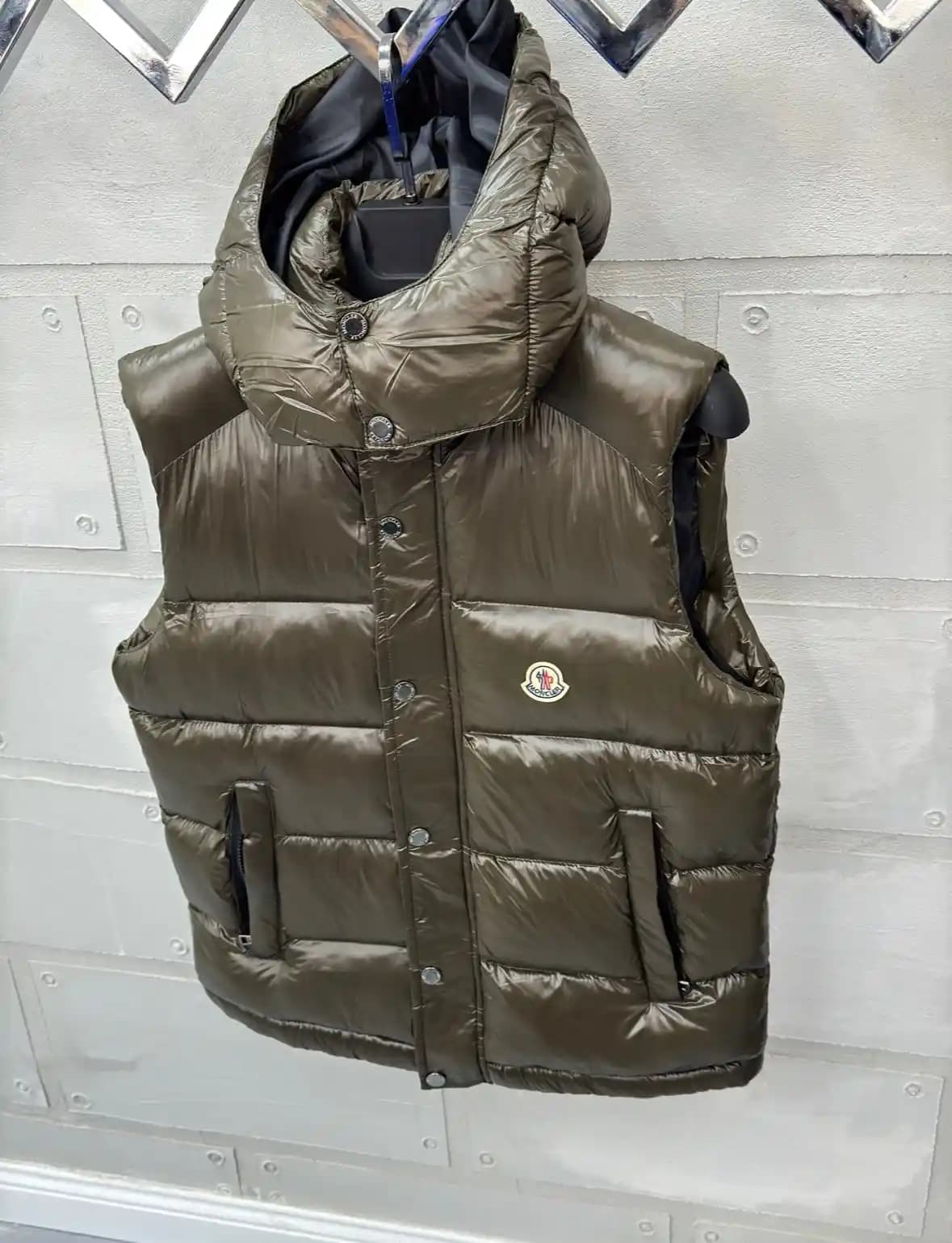 Moncler Şişme Yelekleri: Moda ve Fonksiyonellikte Güncel Trendler ve Özellikler