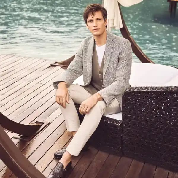 Monokrom Giyim Stilinde Sadelik ve Şıklığın Gücü: Modern Trendler ve Kombinasyonlar