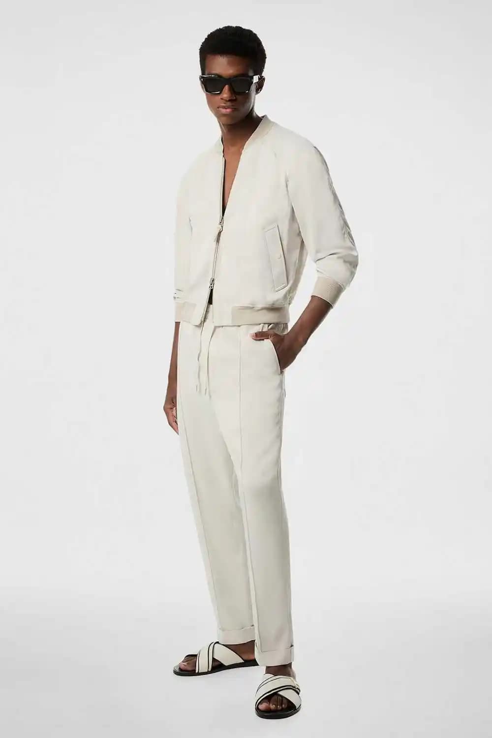 Monokrom Kıyafetlerle Şıklık ve Sadeliğin Modern Yolu