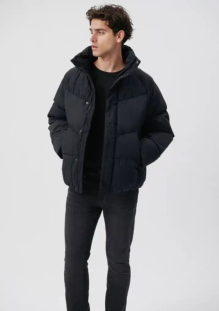 Mont Mavisi: Kışın Şıklığını Yansıtan Modern ve Zarif Renk Seçenekleri