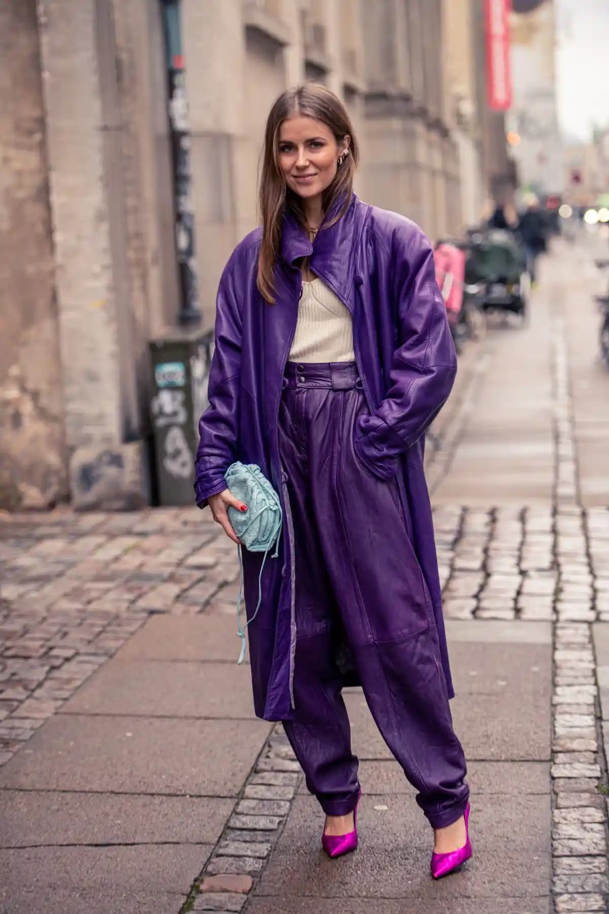 Mor Pantolon Kombini: Şık ve Renkli Tarzlar İçin Moda Trendleri ve Kombin Önerileri