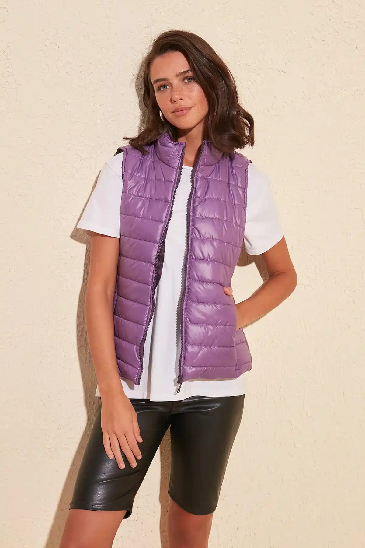 Mor Şişme Yelek Modada Renk ve Fonksiyonun Şık Buluşması