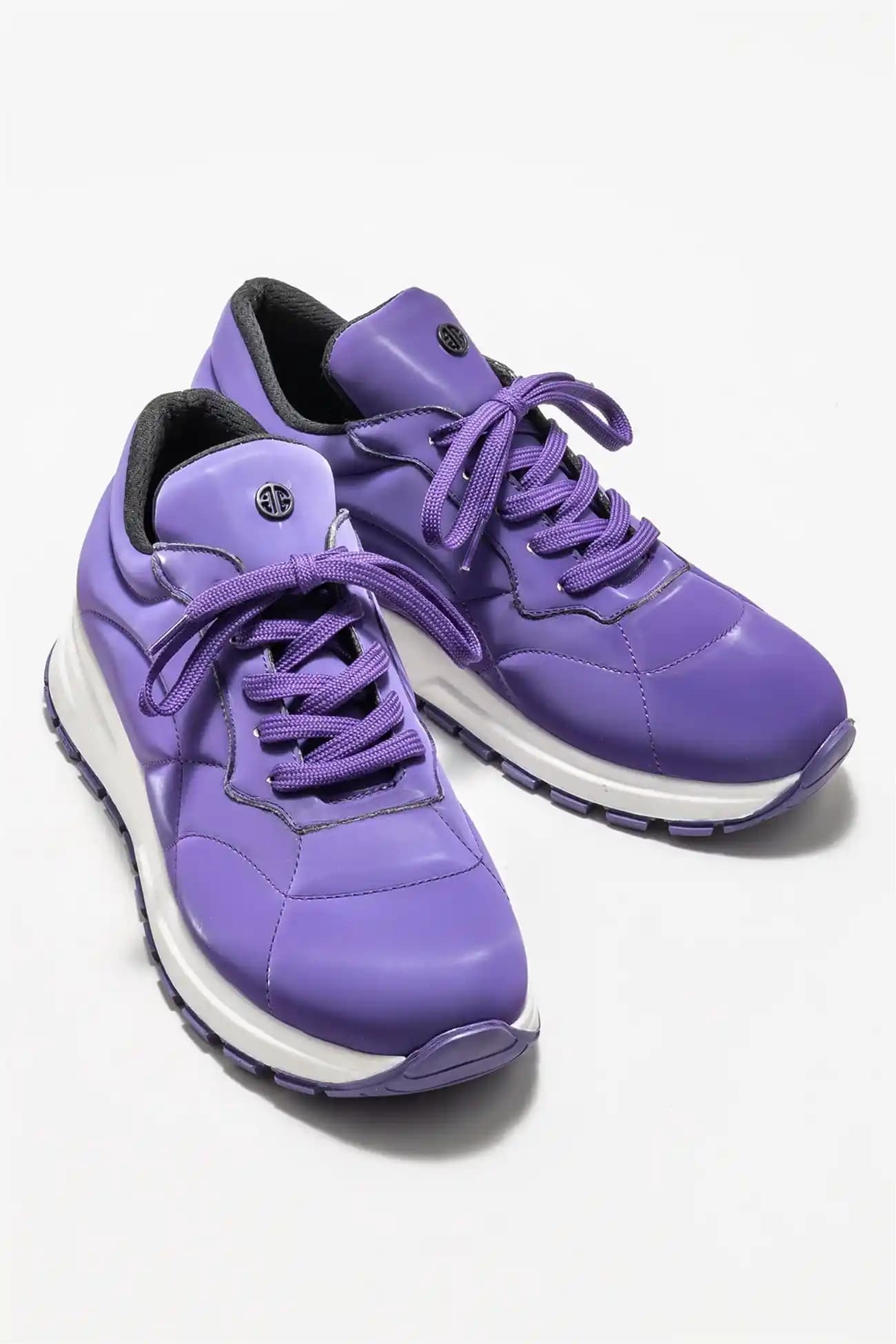 Mor Spor Ayakkabılar: Moda Dünyasında Renklerin Gücü ve Trendleri