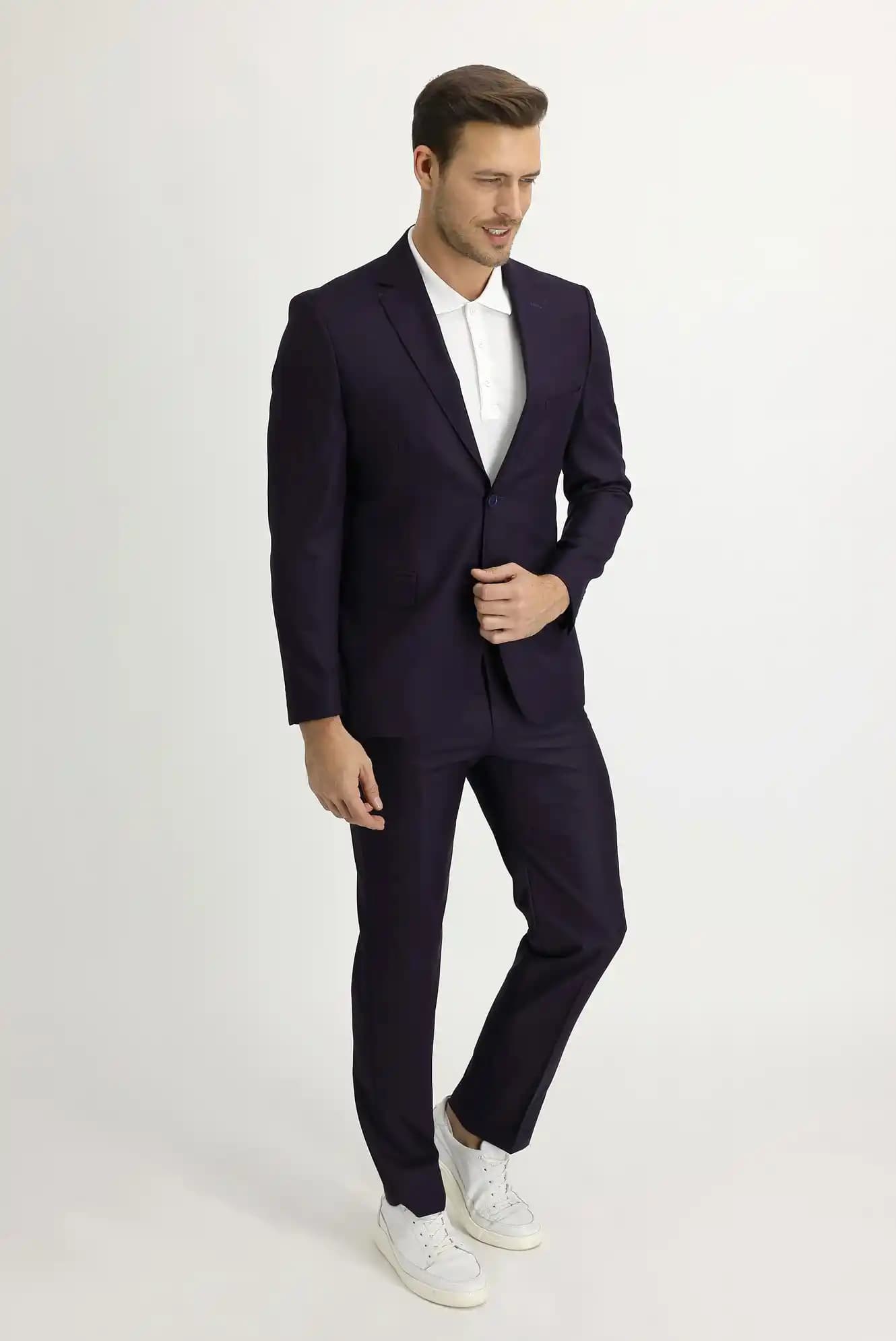 Mor Takım Elbise Moda Dünyasında Cesur ve Çok Yönlü Bir Trend Olarak Öne Çıkıyor