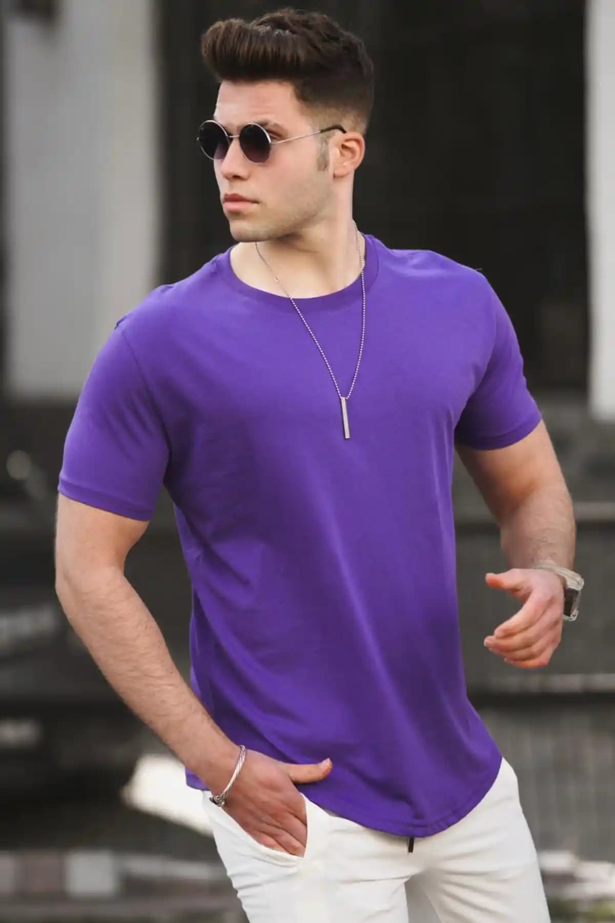 Mor Tişört Kombinasyonları ve Moda İpuçları: Stilinizde Renklerin Gücü