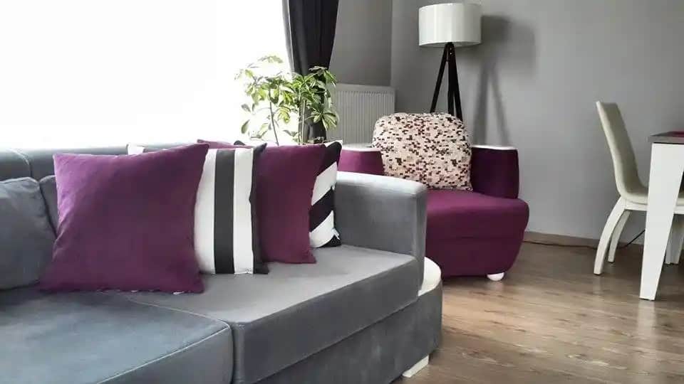 Mor ve Gri Renk Uyumu: Moda Dünyasında Zarif ve Modern Kombinasyonlar