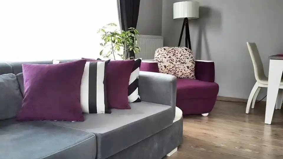 Mor ve Gri Renk Uyumu: Moda Dünyasında Zarif ve Modern Kombinasyonlar