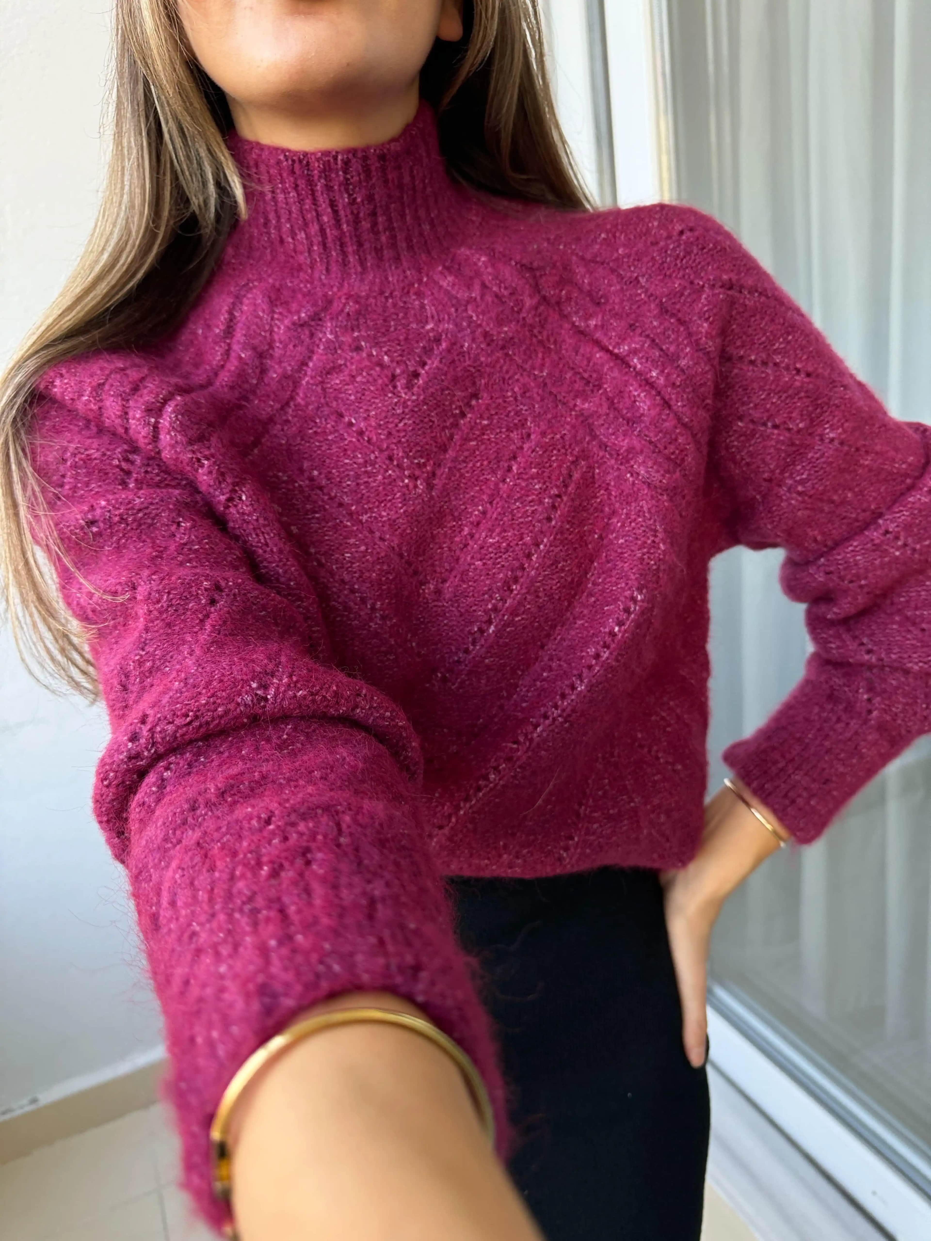 Mürdüm Rengi Kazaklar: Kışın Şıklığınıza Zarif Bir Dokunuş Sunan Moda Parçaları