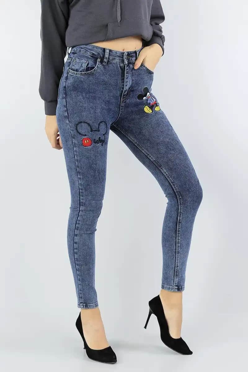 Nakış İşlemeli Kot Pantolonlar: Moda ve Stilde Kendine Özgü Bir İfade Yöntemi