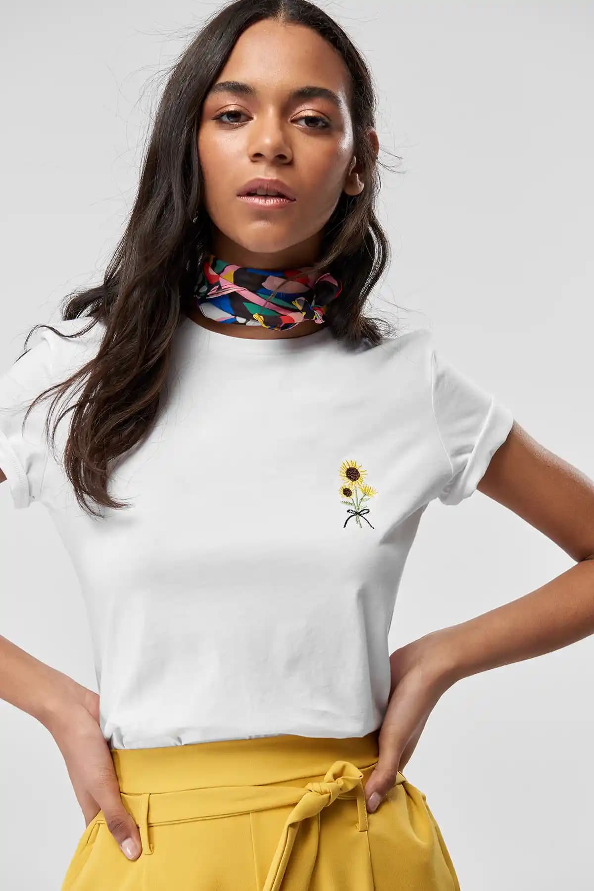 Nakışlı T-shirtler ile Kendine Has Bir Moda İfadesi Yaratmanın Yolları ve Trendleri