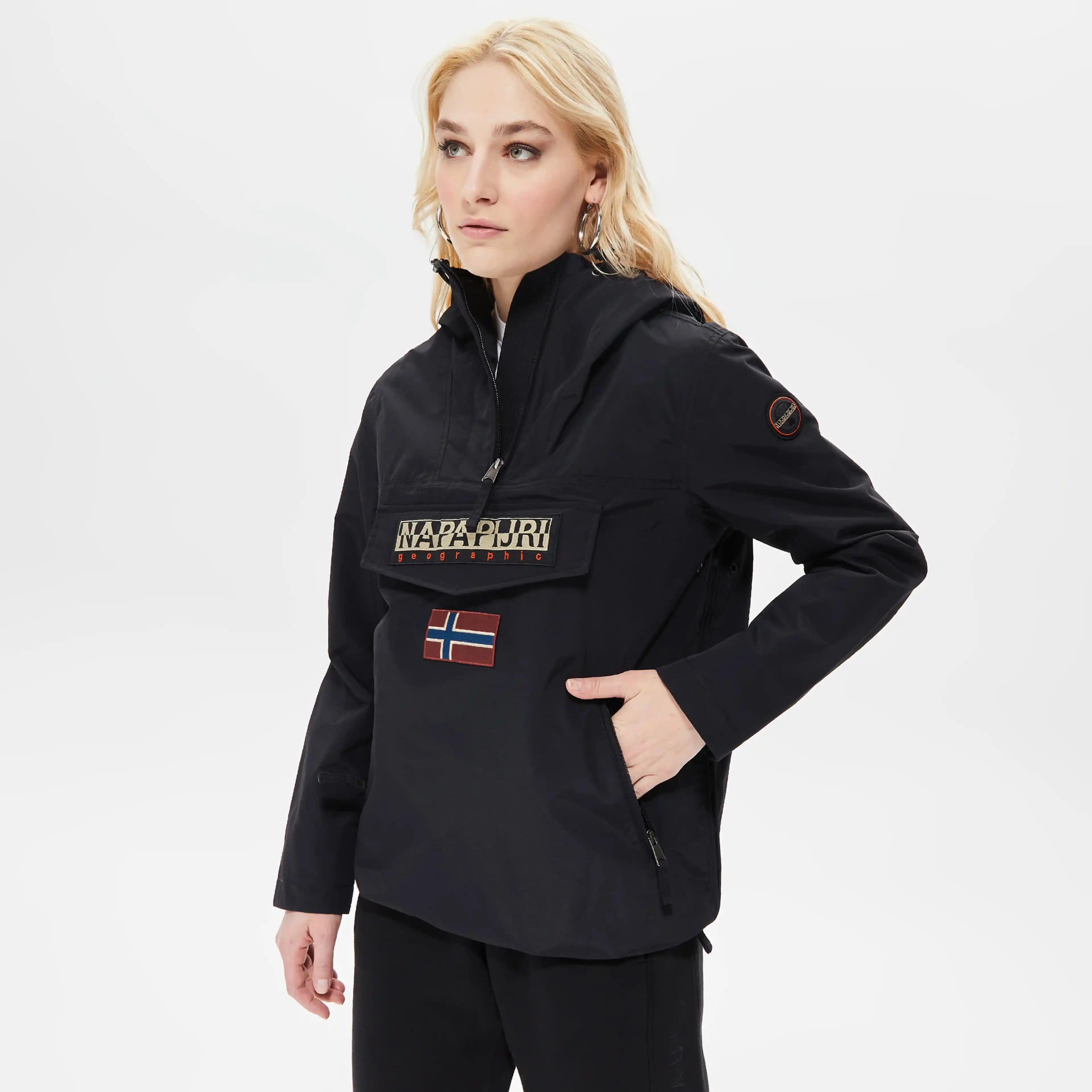 Napapijri Kadın Koleksiyonu: Modern Kadının Doğal ve Şık Tarzını Yansıtan Tasarımlar