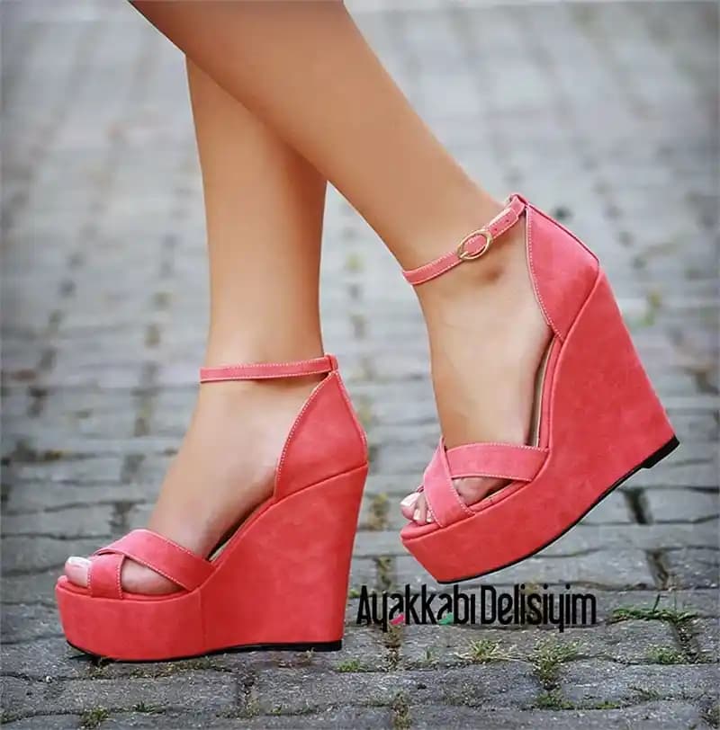 Nar Çiçeği Detaylı Ayakkabılar: Moda Dünyasında Renkli ve Şık Seçenekler