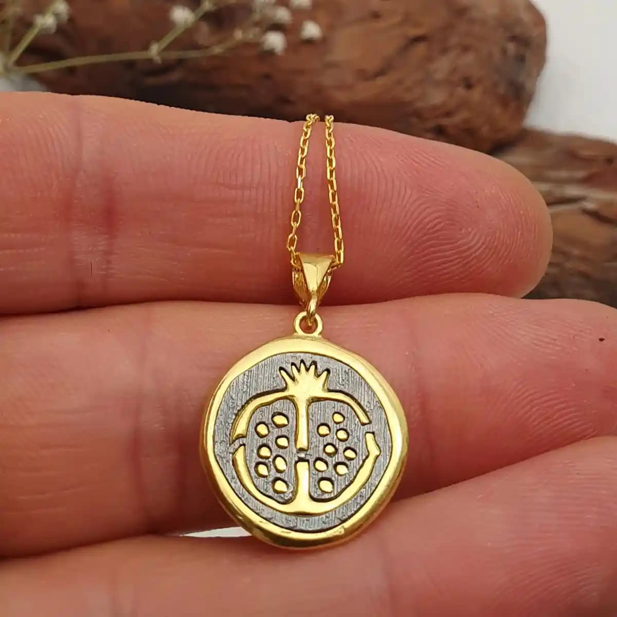 Nar Kolye Modada Anlam ve Estetiğin Buluştuğu Şık Takı Parçası