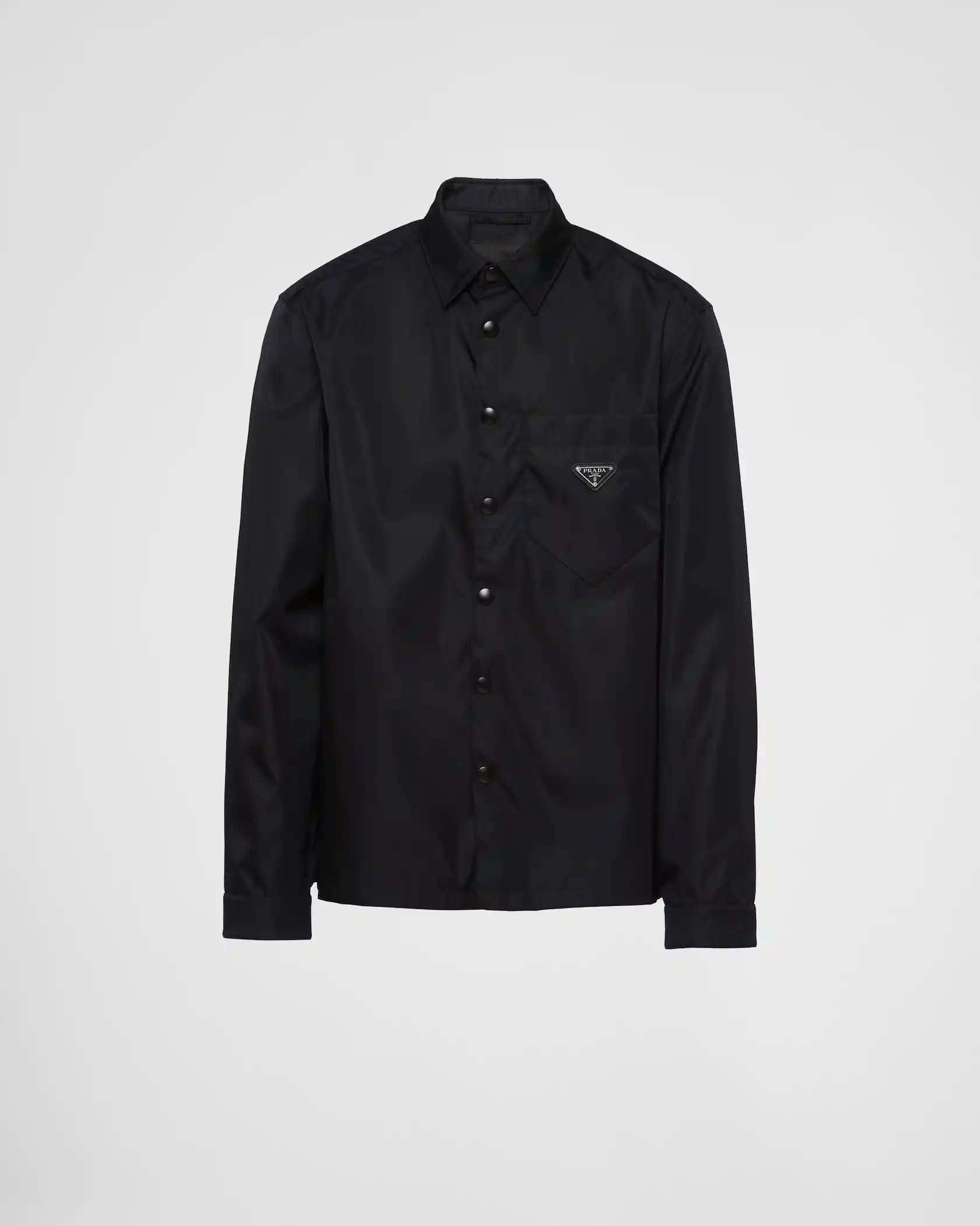 Naylon Gömlekler: Modern Moda ve Fonksiyonelliğin Birleştiği Yenilikçi Parçalar