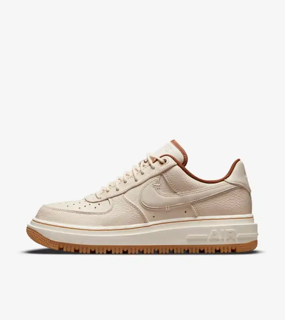 Nike Air Force 1 Luxe Krem: Modern Şıklık ve Konfor Sunan Lüks Spor Ayakkabı
