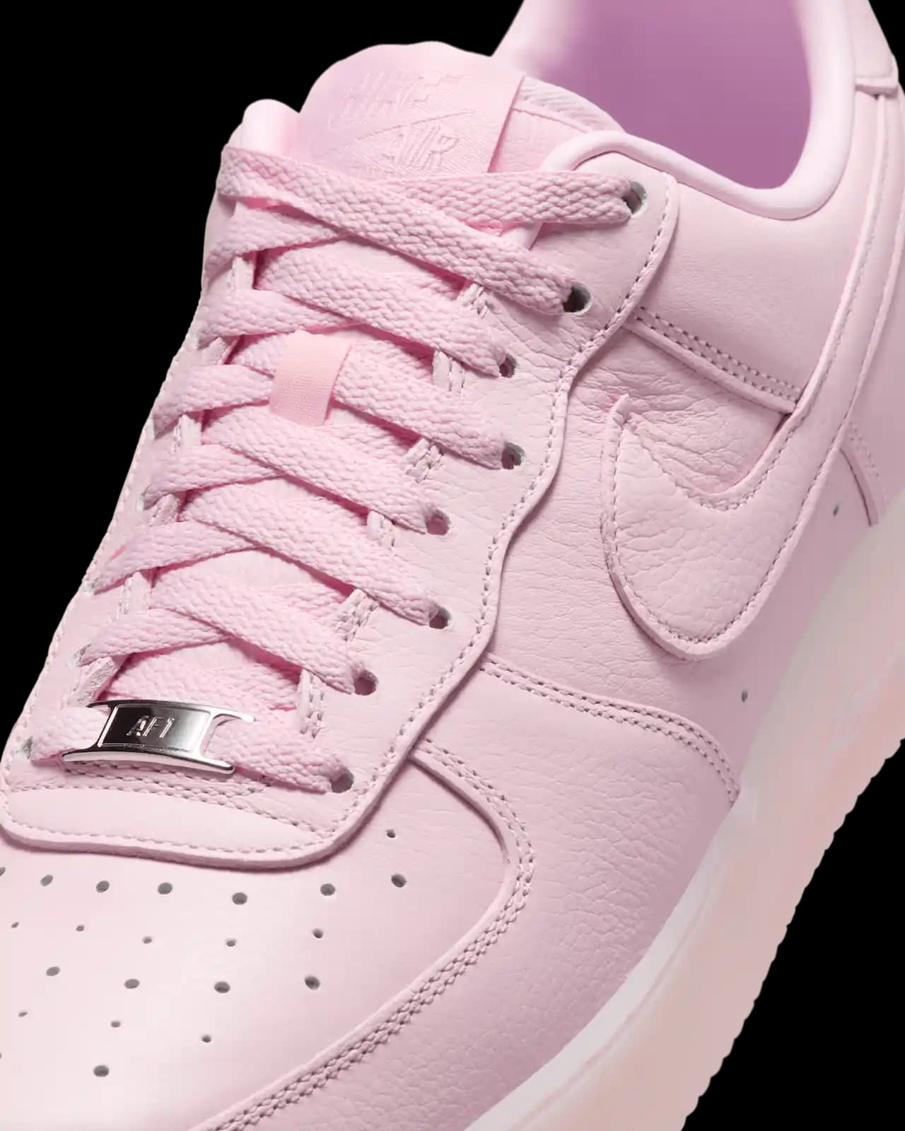 Nike Air Force 1 Pembenin Moda Dünyasındaki Yeri ve Stil İpuçları